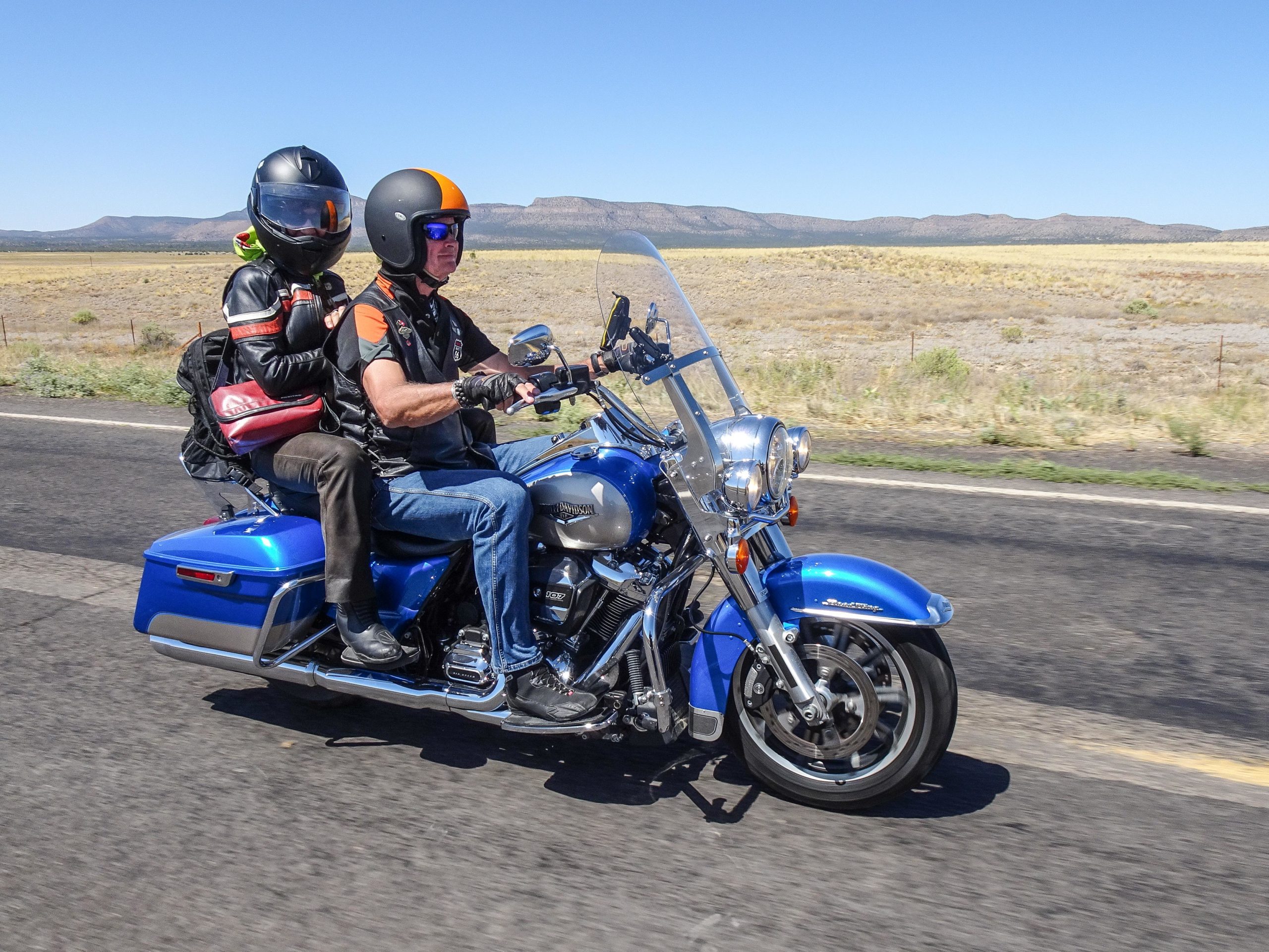 Deux voyageurs en Harley-Davidson sur une route américaine.