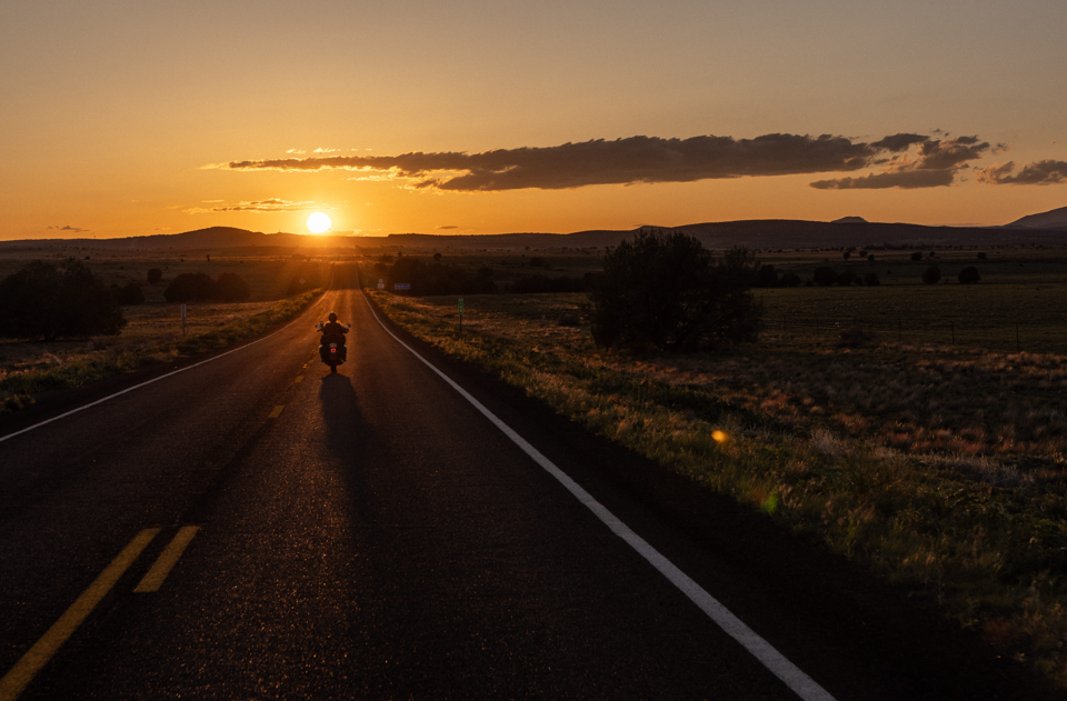 Route américaine traversant le désert au lever du soleil.