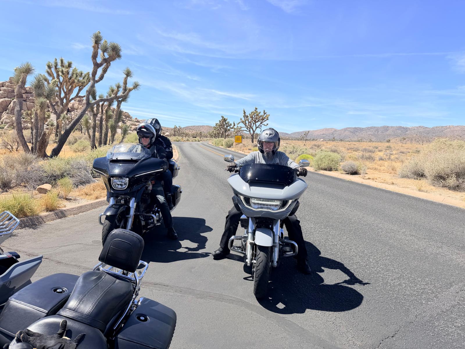 Deux motos roulant sur une route traversant le désert américain.